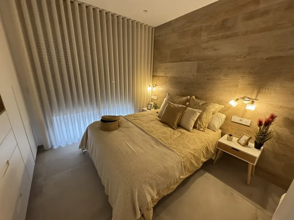 Chambre contemporaine avec tête de lit en lattes de bois clair